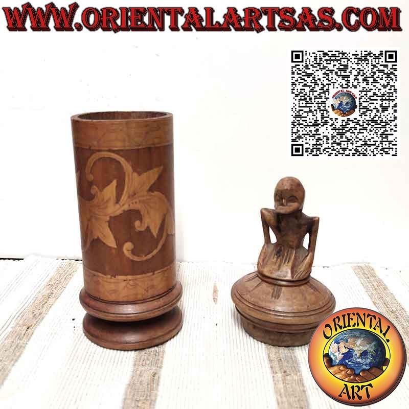 Contenitore per la medicina in bambu e scultura sul tappo dei Batak