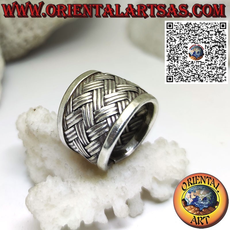 Anillo de plata con banda ancha y redondeada tejida por los Karen