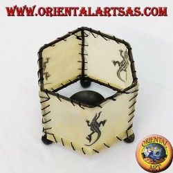 cuir bougeoir, prisme hexagonal avec gecko dessinée