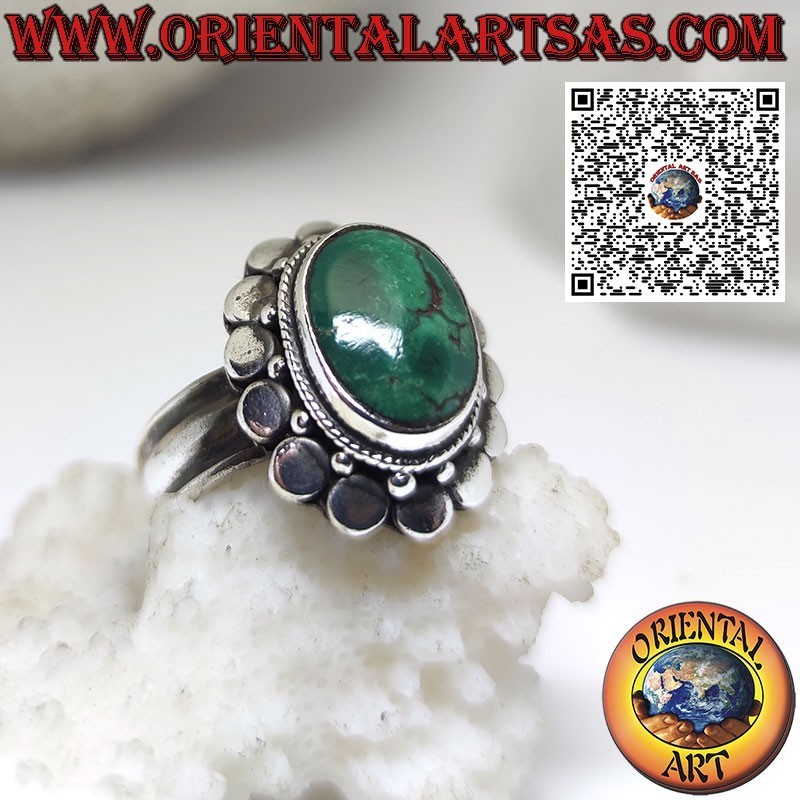Anillo de plata con turquesa tibetana antigua ovalada rodeada de tachuelas