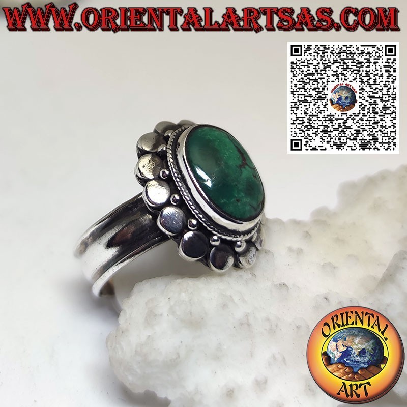 Anello in argento con turchese antico tibetano ovale contornato da borchie