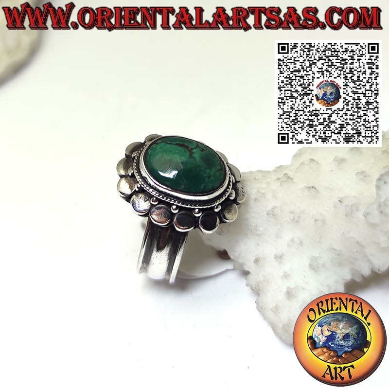 Anello in argento con turchese antico tibetano ovale contornato da borchie