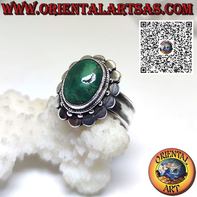 Anillo de plata con turquesa tibetana antigua ovalada rodeada de tachuelas
