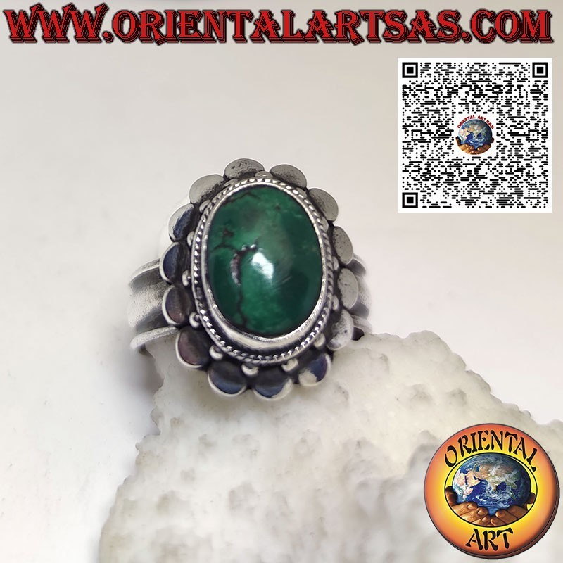 Anello in argento con turchese antico tibetano ovale contornato da borchie