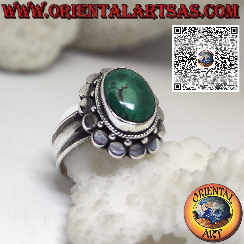 Anillo de plata con turquesa tibetana antigua ovalada rodeada de tachuelas