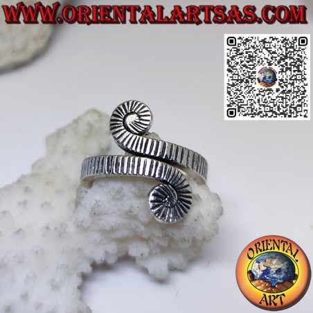 Geschnitzter spiralförmiger Silberring, handgefertigt von Karen