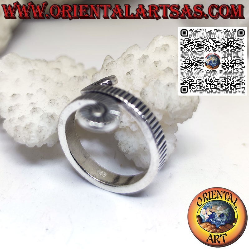 Anello in argento a spirale intagliato fatto a mano dai Karen