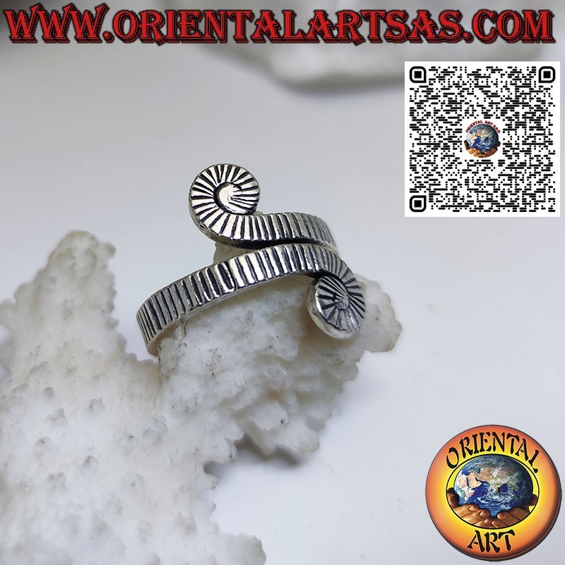 Anillo de plata en espiral tallado hecho a mano por los Karen