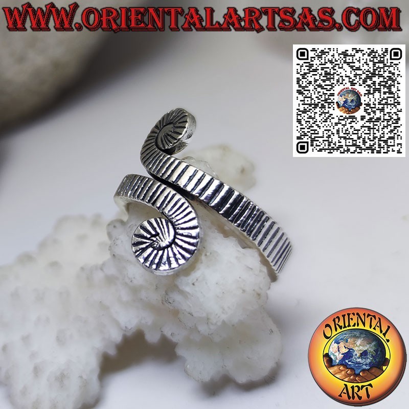 Bague en argent en spirale sculptée faite à la main par les Karen