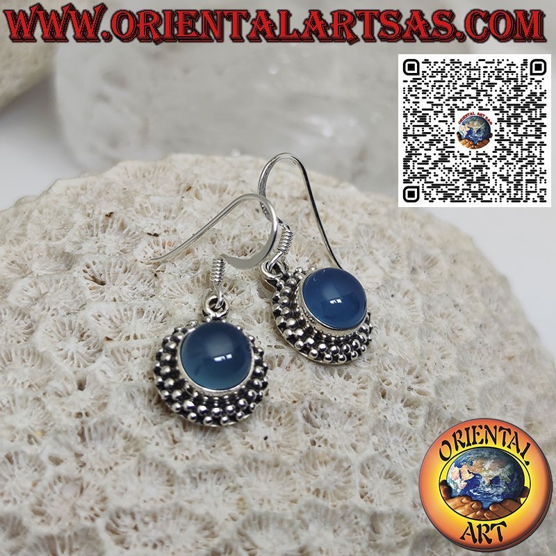 Boucles d'oreilles en argent avec agate bleue ronde entourée de 2 rangées de sphères