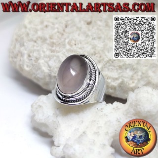 Anillo de plata con cuarzo rosa natural ovalado y engaste envolvente