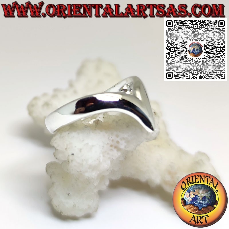 Anello in argento liscio a V simbolo di un amore intenso e passionale