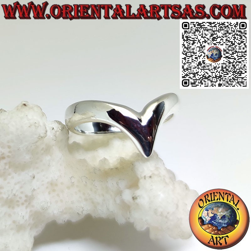 Anillo liso de plata en forma de V símbolo del amor intenso y apasionado