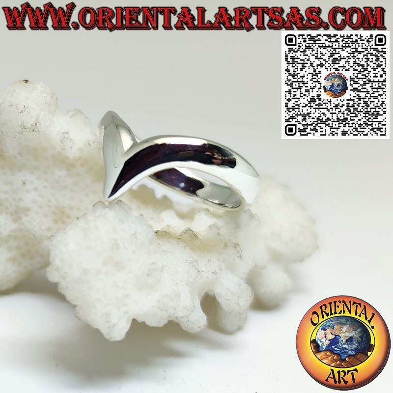 Smooth V-shaped silver ring symbol of intense and passionate love