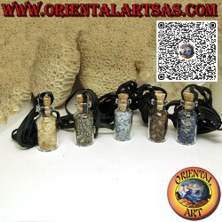 Glückskette mit rohen Mineralsteinen in der Flasche