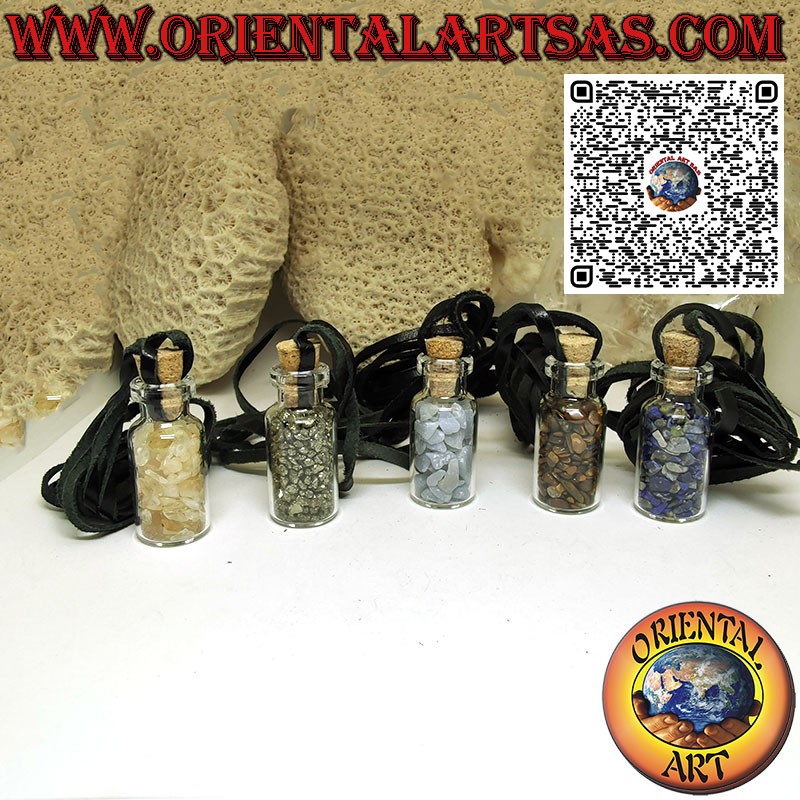 Collier porte-bonheur avec pierres minérales brutes dans la bouteille