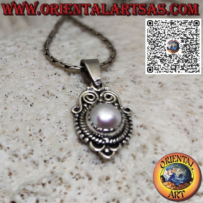 Colgante de plata con perlas engastadas y rodeadas en estilo barroco.