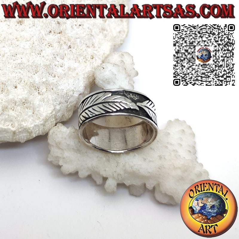 9mm silver band ring. with two feathers in low relief