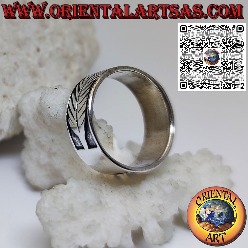 9mm silver band ring. with two feathers in low relief