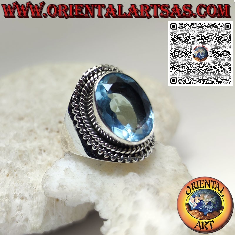 Bague en argent avec une grande topaze bleue ovale dans un large serti