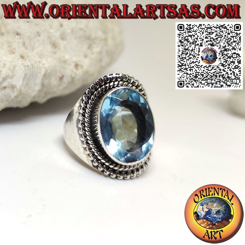 Bague en argent avec une grande topaze bleue ovale dans un large serti