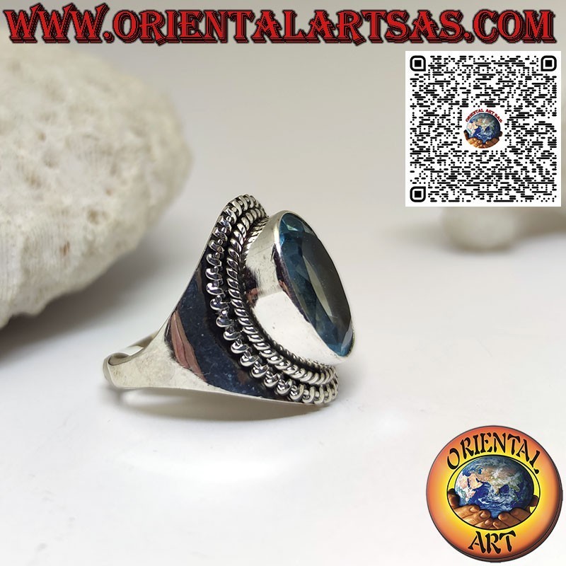 Anillo de plata con gran topacio azul ovalado en engaste ancho