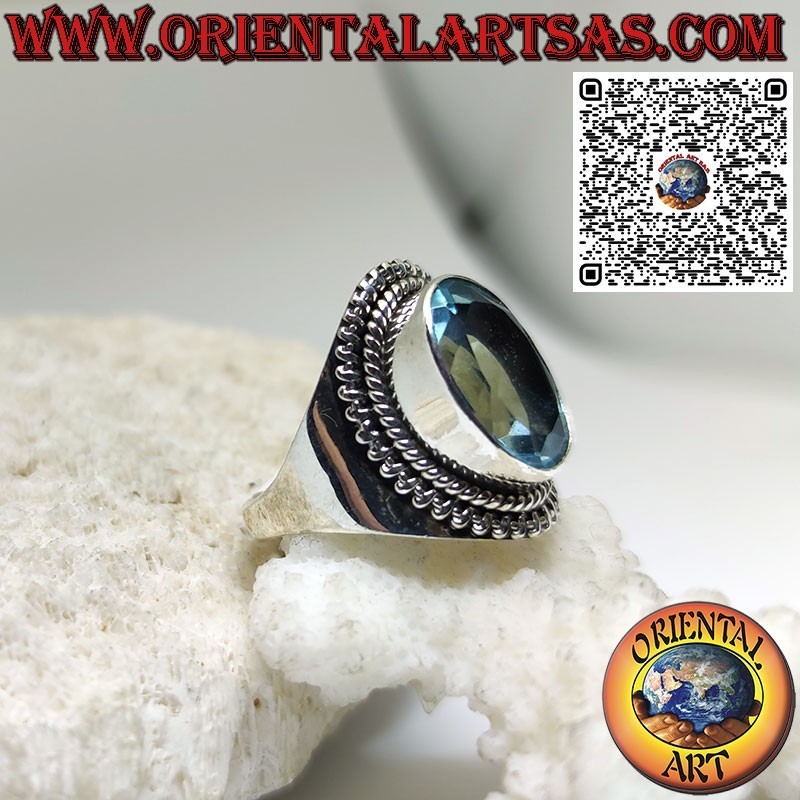 Anello in argento con topazio azzurro ovale grande su montatura larga