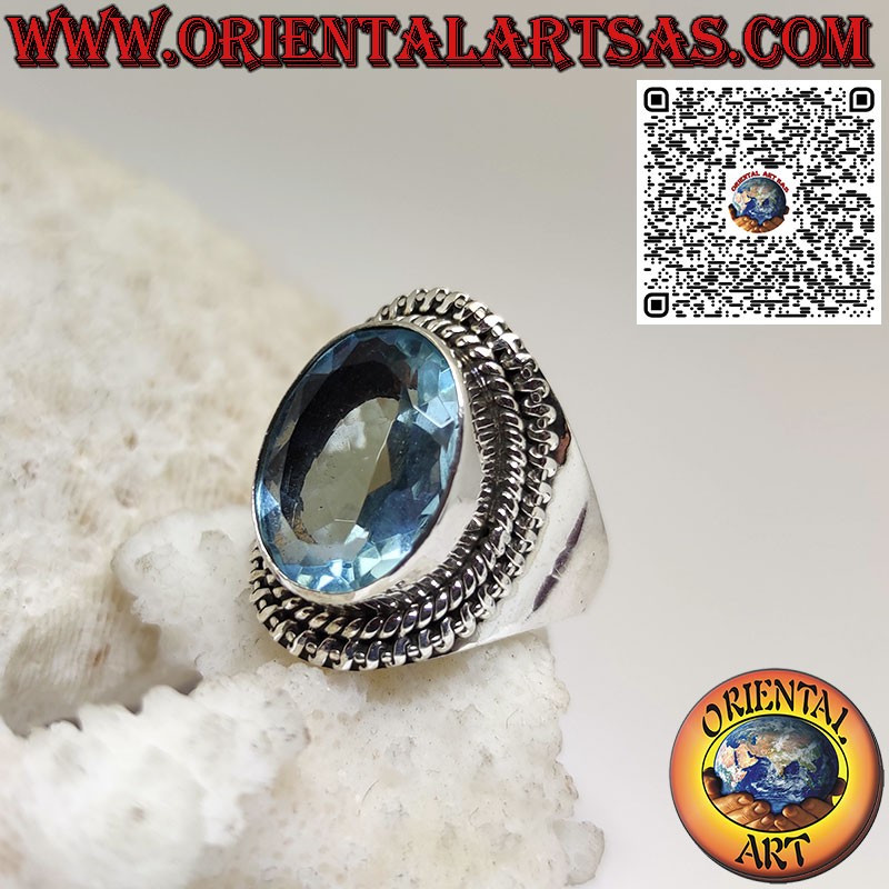 Bague en argent avec une grande topaze bleue ovale dans un large serti