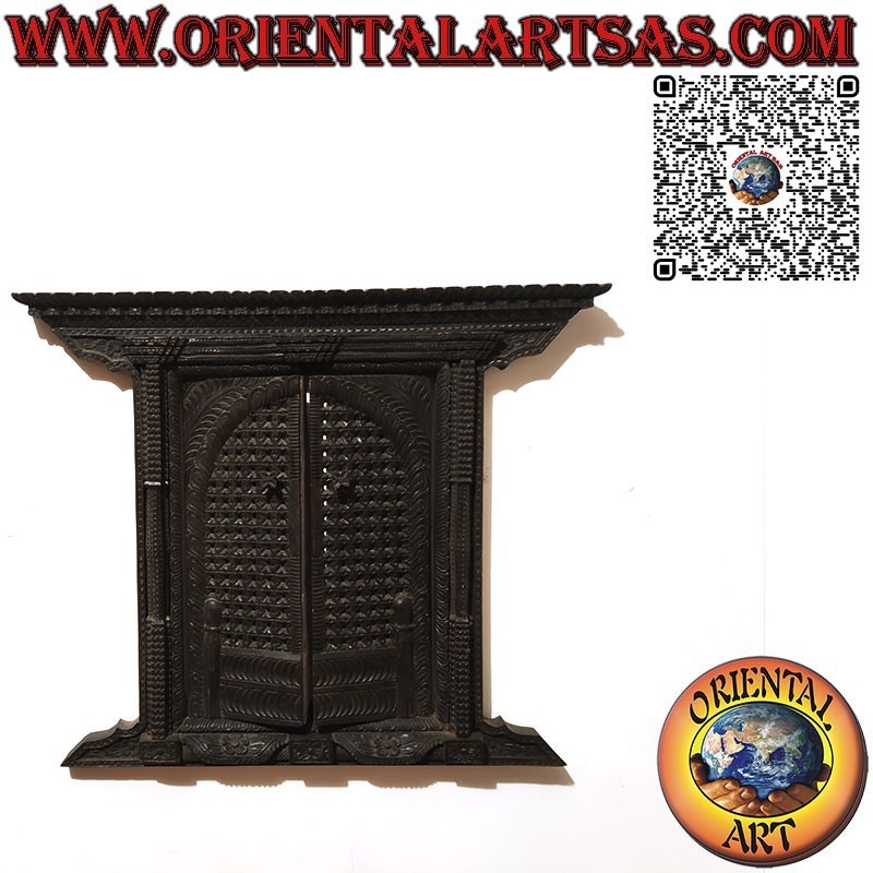 Kleines und altes geschnitztes hölzernes 2-Panel-Fenster Bhaktapur Nepal