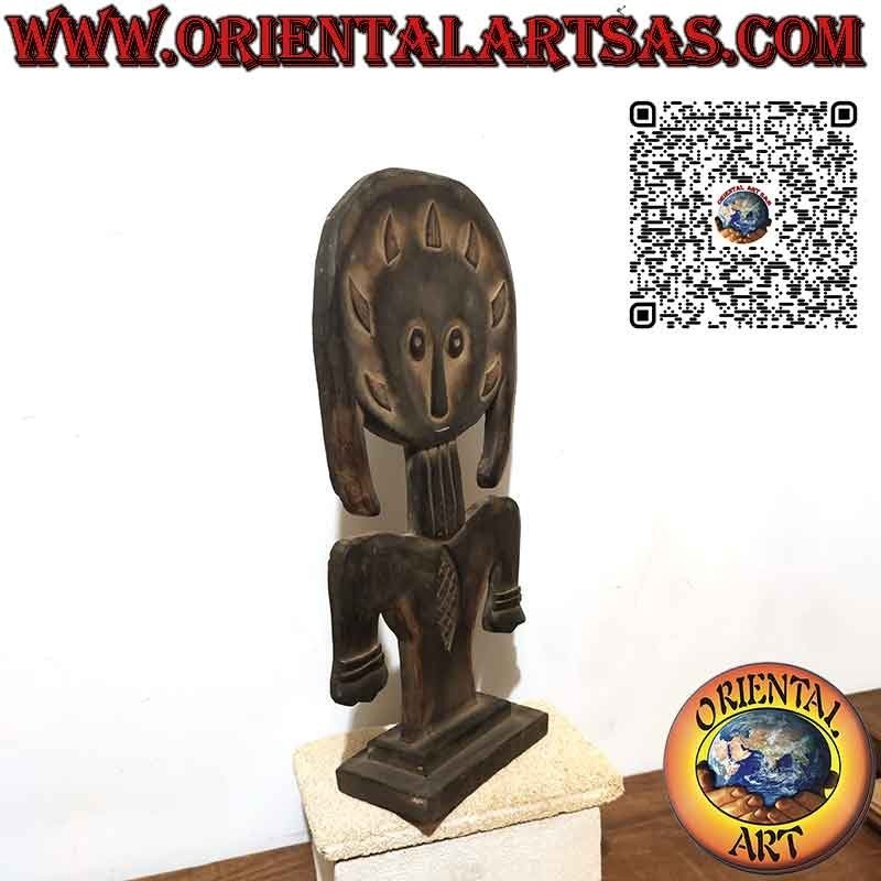 Tótem papú que representa una antigua divinidad ancestral primitiva