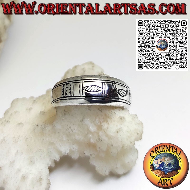 Anillo de media luna de plata con grabados geométricos hechos a mano