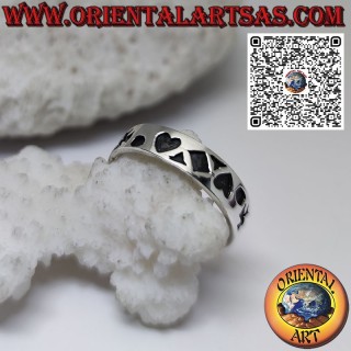 Anello in argento a fascia con incisioni di stella, croce, cuore e rombo