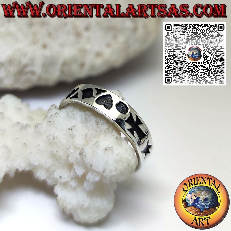 Anillo de plata con grabados de estrella, cruz, corazón y rombos.