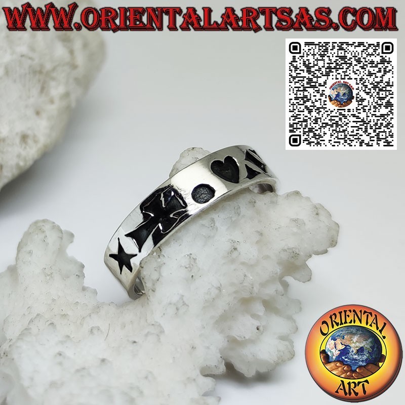 Anillo de plata con grabados de estrella, cruz, corazón y rombos.