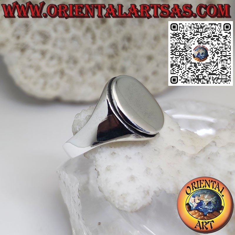 Anello in argento ovale liscio con base rialzata stile chevalier