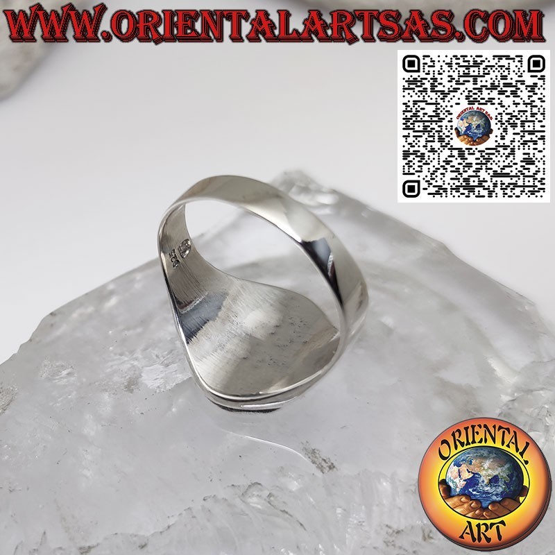 Anello in argento ovale liscio con base rialzata stile chevalier
