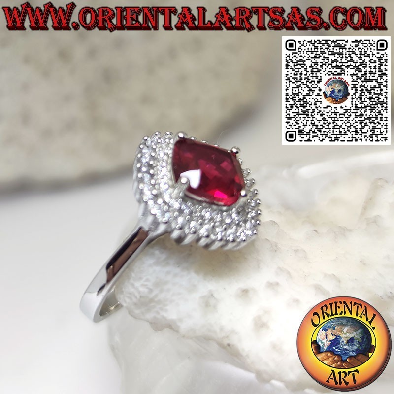 Bague en argent avec rubis synthétique entouré de 2 rangées de zircons