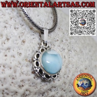 Silberanhänger mit rundem Natur-Larimar, umgeben von Halbkreisen