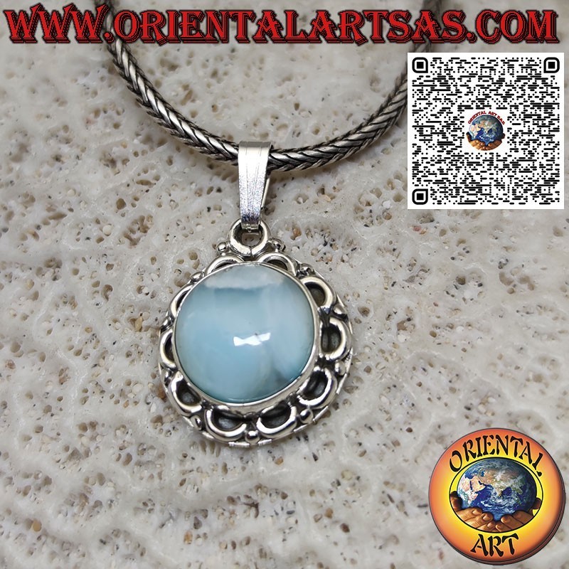 Silberanhänger mit rundem Natur-Larimar, umgeben von Halbkreisen