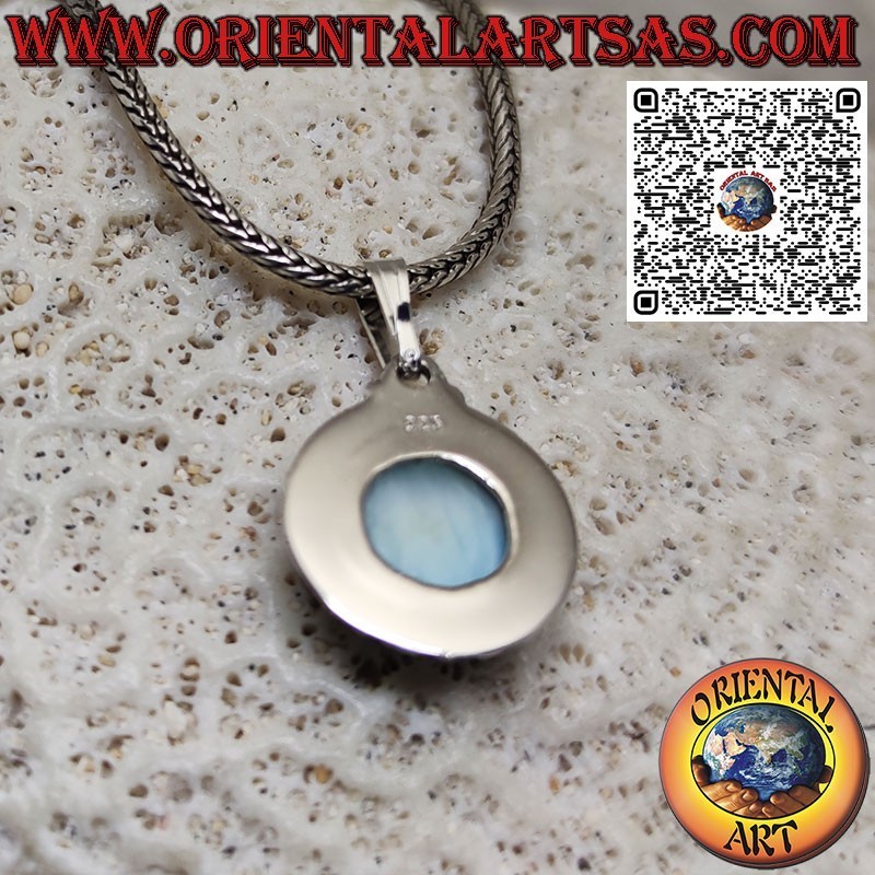 Silberanhänger mit rundem Natur-Larimar, umgeben von Halbkreisen