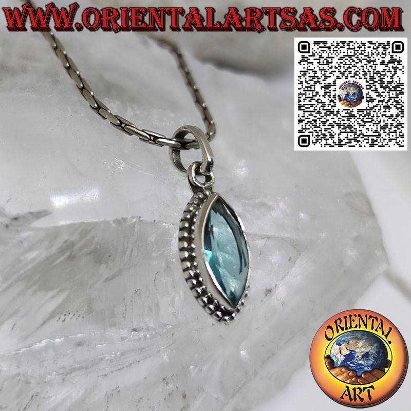 Colgante de plata con topacio lanzadera azul rodeado por una trenza