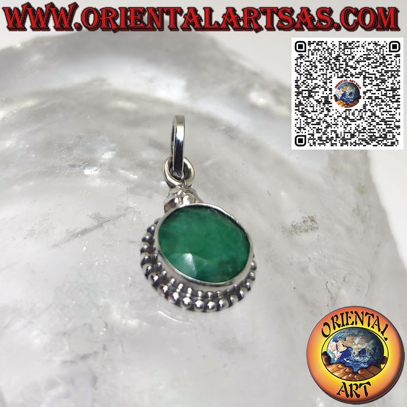 Colgante de plata con esmeralda natural redonda rodeada de puntos.
