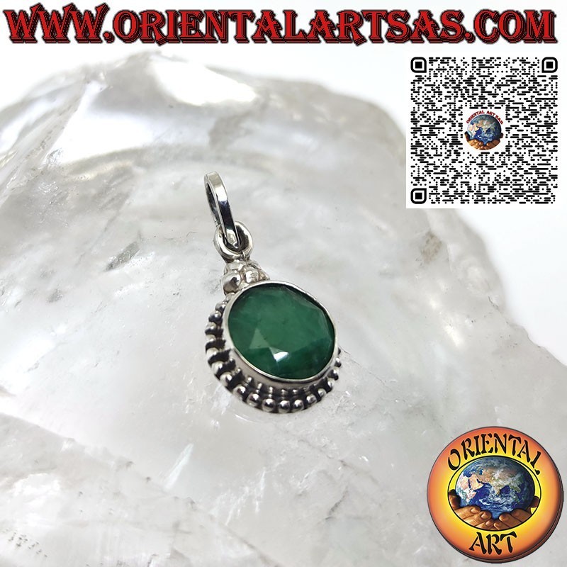 Pendentif en argent avec émeraude naturelle ronde entourée de points