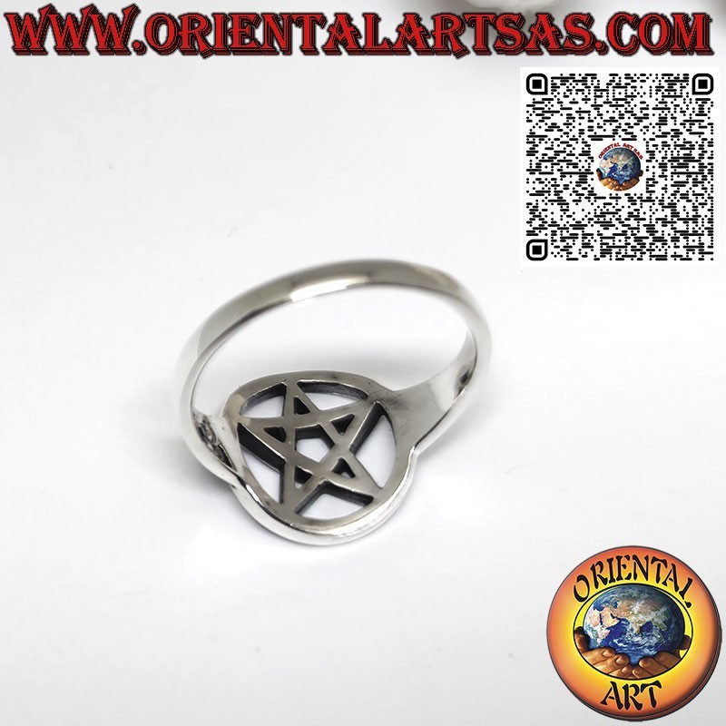 Anillo de plata 925 con estrella pentáculo tallada en el círculo.