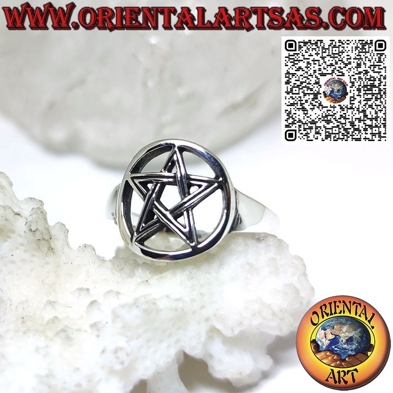 Anillo de plata 925 con estrella pentáculo tallada en el círculo.