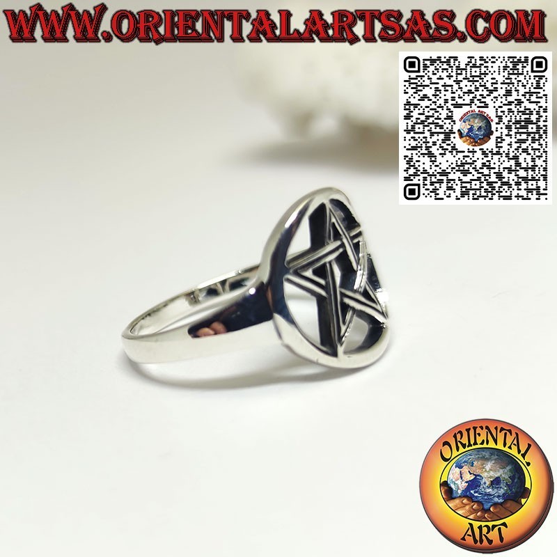 Anillo de plata 925 con estrella pentáculo tallada en el círculo.