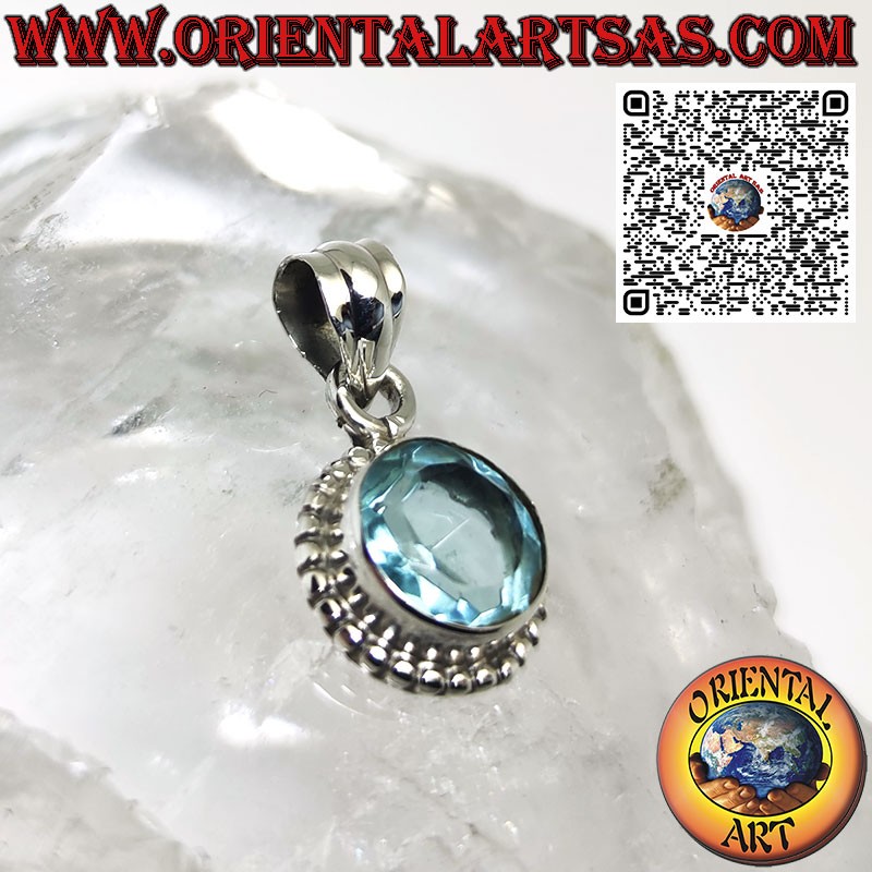 Ciondolo in argento con topazio azzurro a tondo  contornato da pallini