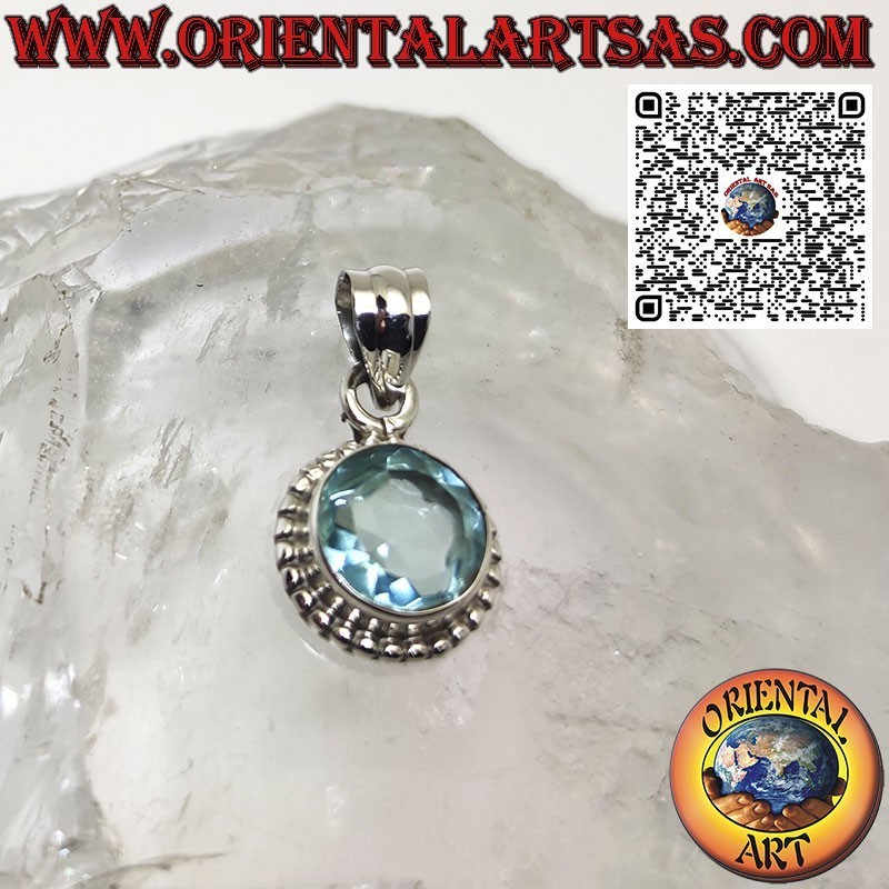 Pendentif en argent avec topaze bleue ronde entourée de points