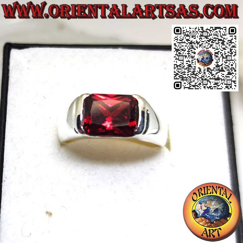 Anillo de plata con granate rectangular engastado en cruz