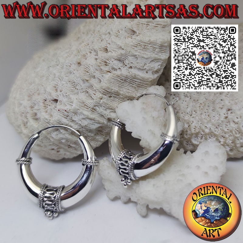 Orecchini in argento a cerchio mezzaluna decorato ad onde da 32 mm.